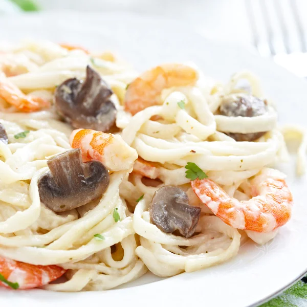 Krämig räkor och svamp pasta — Stockfoto