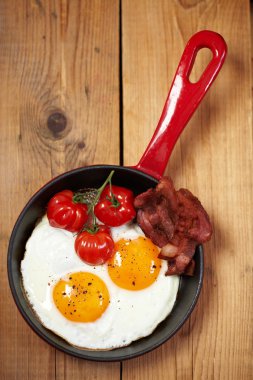 Domuz pastırmalı ve domatesli yumurta.