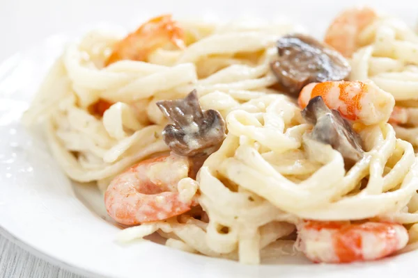Romige garnalen en paddestoel pasta — Stockfoto