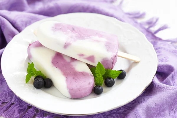 Blåbär yoghurt ice cream popsicle — Stockfoto