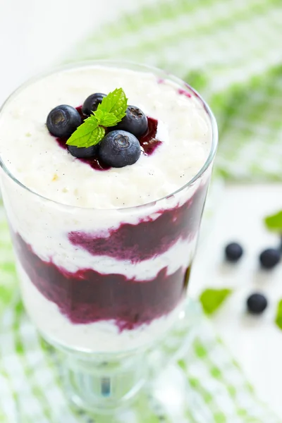 Milchreis mit Blaubeeren — Stockfoto