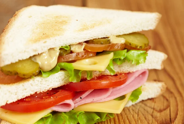 Großes Sandwich mit frischem Gemüse — Stockfoto