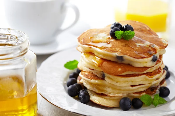 Stapel pannenkoeken met verse bosbessen — Stockfoto