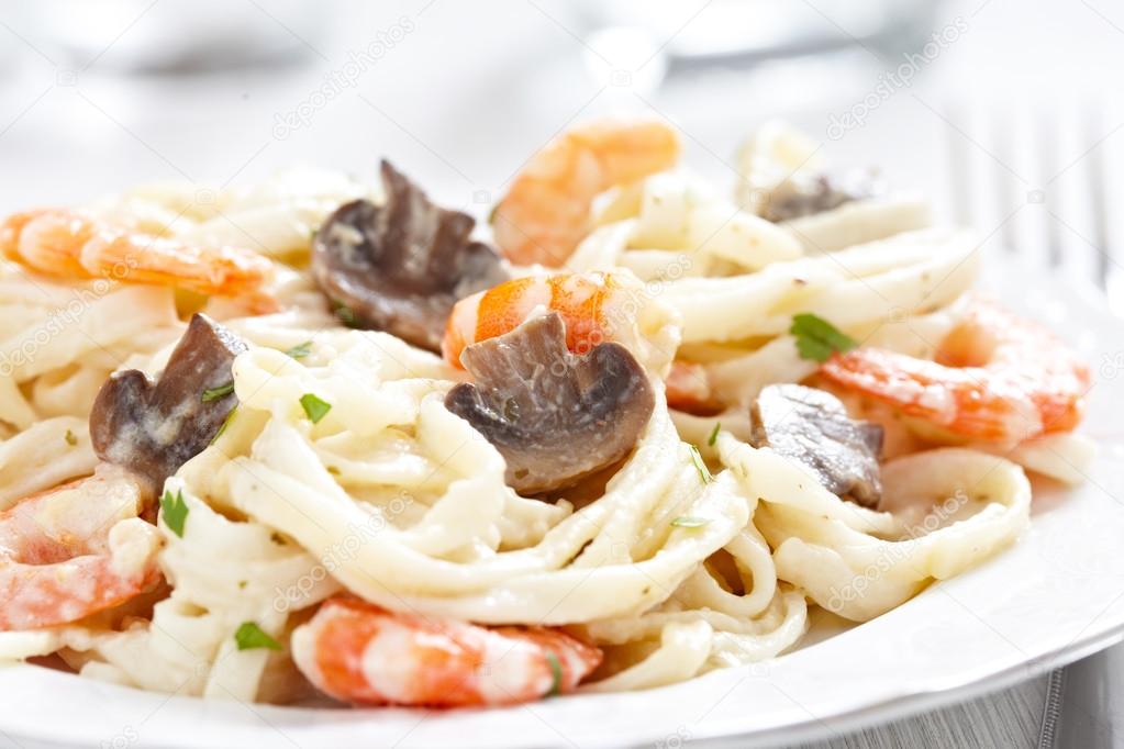 Creamy Shrimp and Mushroom Pasta — Stock Photo © Odelinde #24877575