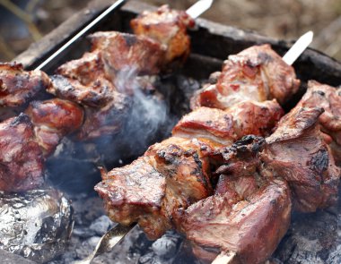şiş kebap ateşe hazırlanıyor