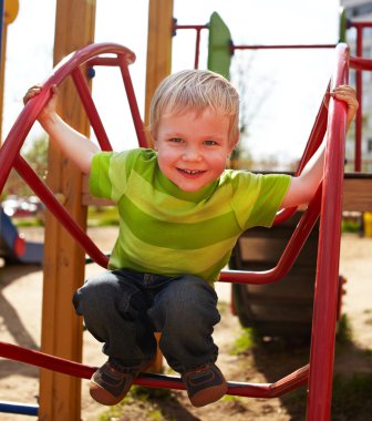 küçük çocuk oyun oynuyor