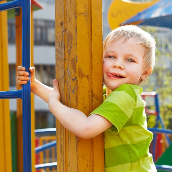 小さな男の子が遊び場で遊んでいます。 — ストック写真