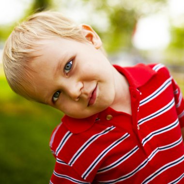 parkta küçük çocuk portresi