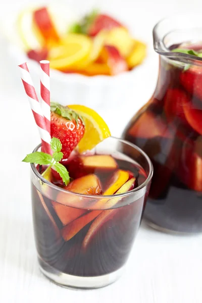 Sangria Rotwein mit Früchten — Stockfoto