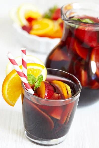 Sangria vörös bor, gyümölcs — Stock Fotó