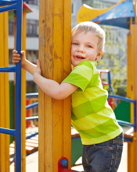 O rapazinho está a brincar no parque infantil — Fotografia de Stock