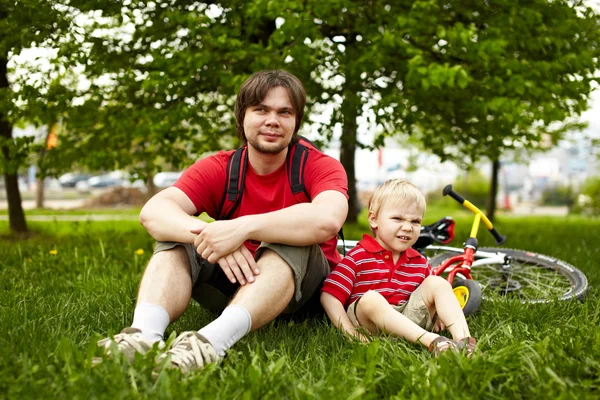 Ojciec i syn w parku — Zdjęcie stockowe