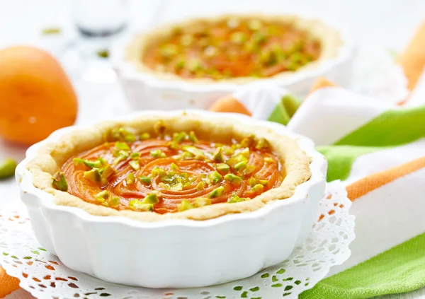 Apricot tart with pistachios and honey — Stock Photo, Image