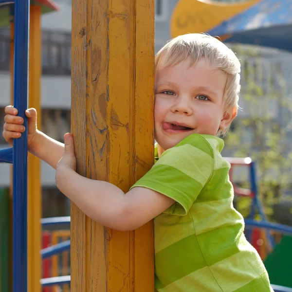Мальчик играет на детской площадке. — стоковое фото
