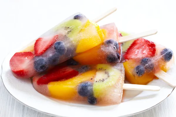 Meyveli dondurma çubukları — Stok fotoğraf