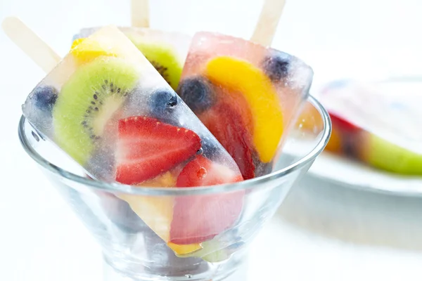 Fruitige popsicle stokken — Stockfoto