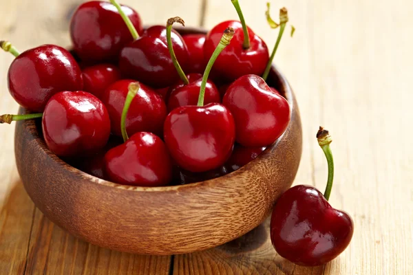 Cerezas frescas sobre mesa de madera — Foto de Stock