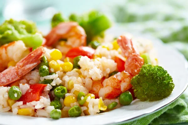 Rijst met groenten en garnalen — Stockfoto