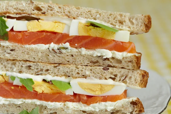 Sandwich mit Räucherlachs — Stockfoto