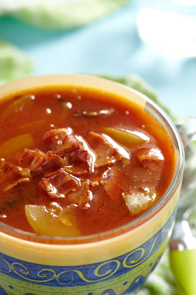 Tomaten-Minestrone-Suppe mit Speck — Stockfoto