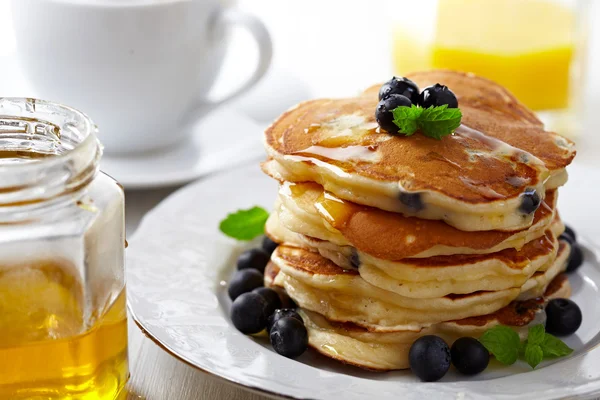 Stapel Pfannkuchen mit frischen Blaubeeren — Stockfoto