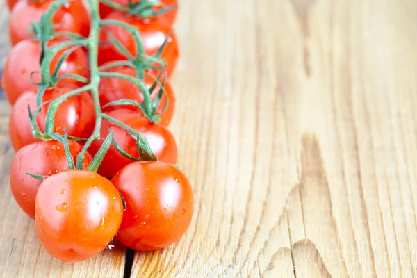 Tomates cherry sobre fondo de madera —  Fotos de Stock