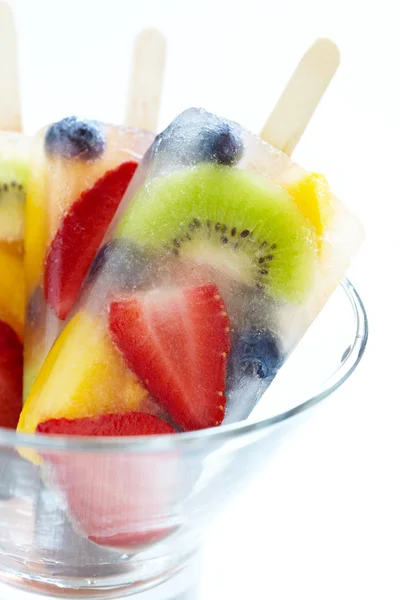 Fruchtiges Eis am Stiel — Stockfoto