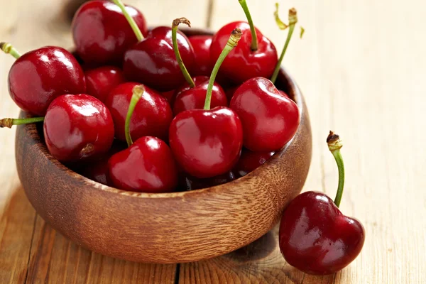 Cerezas frescas sobre mesa de madera — Foto de Stock