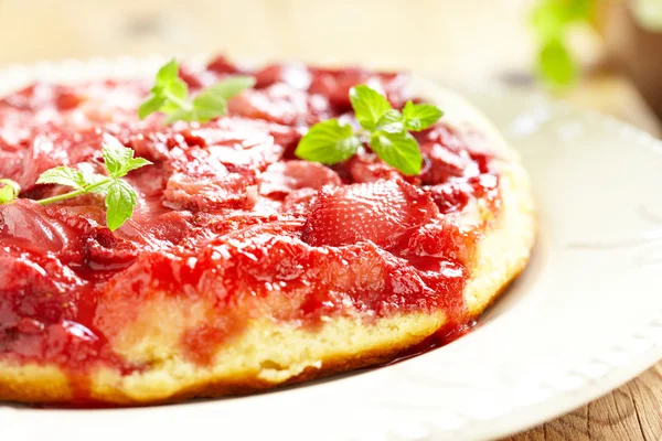 Erdbeerkuchen auf den Kopf gestellt — Stockfoto