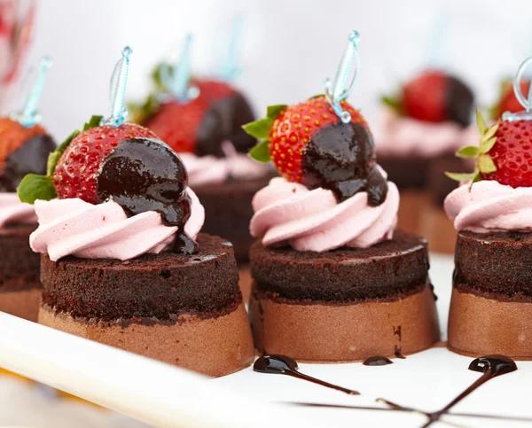 Postre - Pastel de chocolate con fresa fresca — Foto de Stock