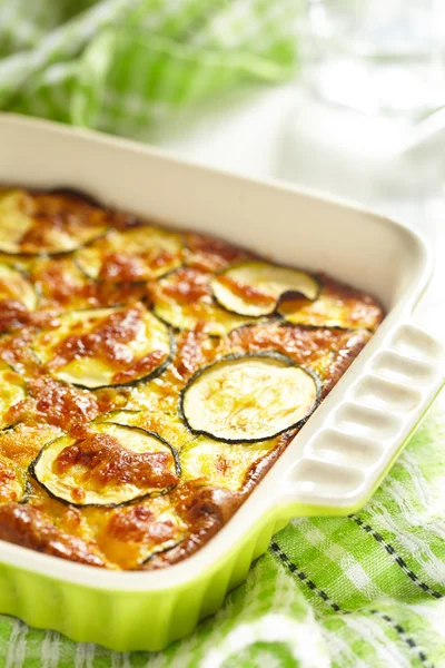 Cazuela con queso y calabacín en bandeja para hornear — Foto de Stock