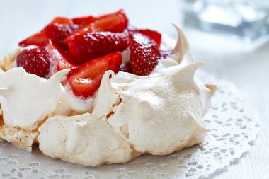 çilek pavlova kek