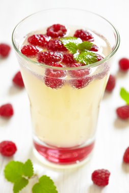 Limoncello ahududu soğutucu