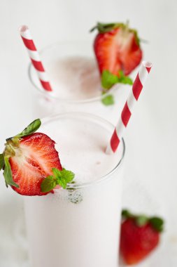 taze çilekli milkshake
