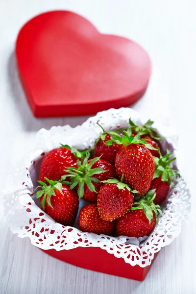 Fresas en caja en forma de corazón — Foto de Stock