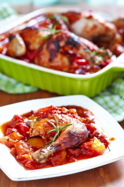 Pişmiş tavuk ve sebze.