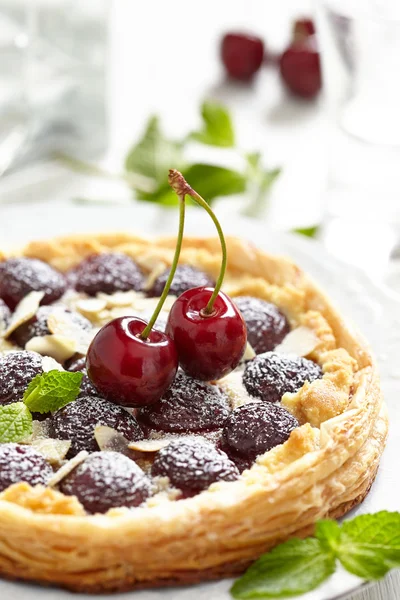 Kiraz ve bademli tart — Stok fotoğraf