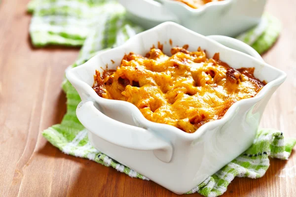 Gratinado com macarrão, carne e queijo — Fotografia de Stock