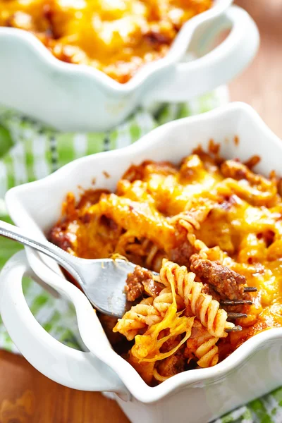 Gratinado com macarrão, carne e queijo — Fotografia de Stock