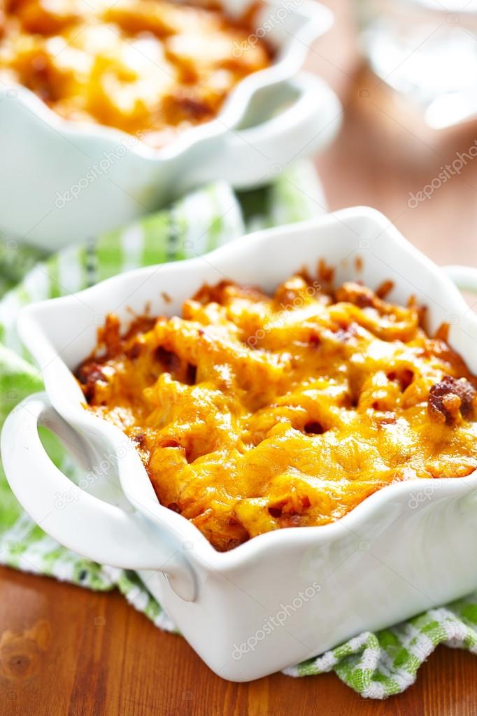 Gratin with macaroni, meat and cheese