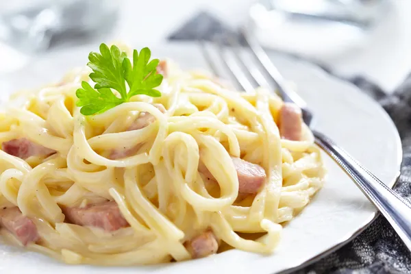 Těstoviny carbonara se šunkou a sýrem — Stock fotografie