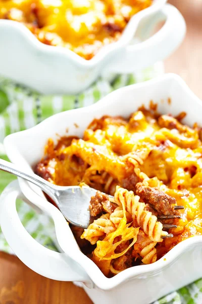 Gratinado com macarrão, carne e queijo — Fotografia de Stock