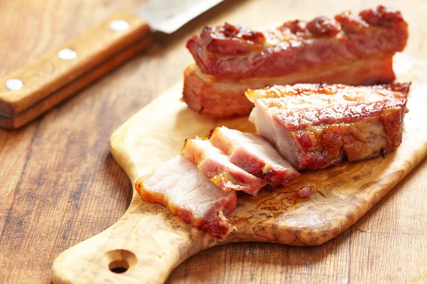 Gebackener Karamell-Schweinebauch — Stockfoto