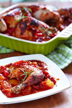 Pişmiş tavuk ve sebze.