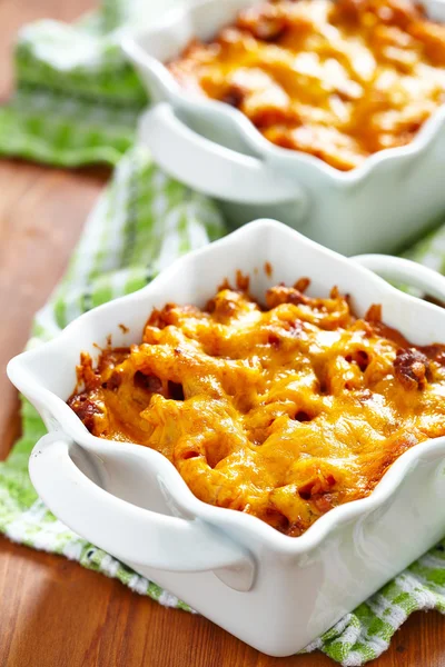 Gratin met macaroni, vlees en kaas — Stockfoto