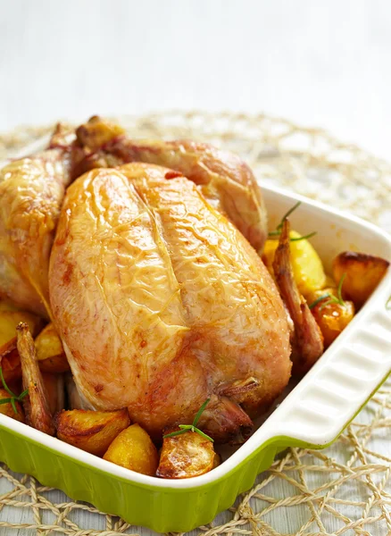 Poulet rôti aux pommes de terre — Photo