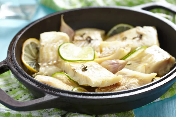 Pečené rybí filé s limetkou a česnek — Stock fotografie