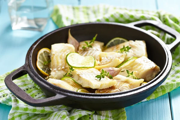 Filet de poisson cuit au four avec citron vert et ail — Photo