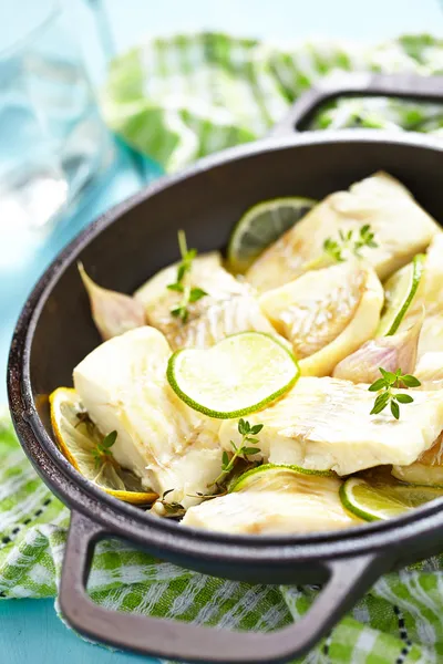 Ugnsbakad fiskfilé med lime och vitlök — Stockfoto