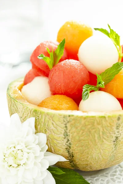 Fruktsallad med vattenmelon och melon bollar — Stockfoto